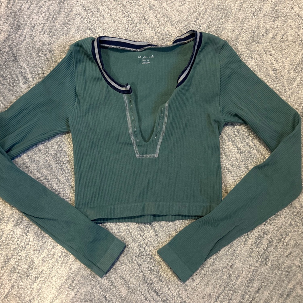 URBAN OUTFITTERS Green Longsleeve Crop Top